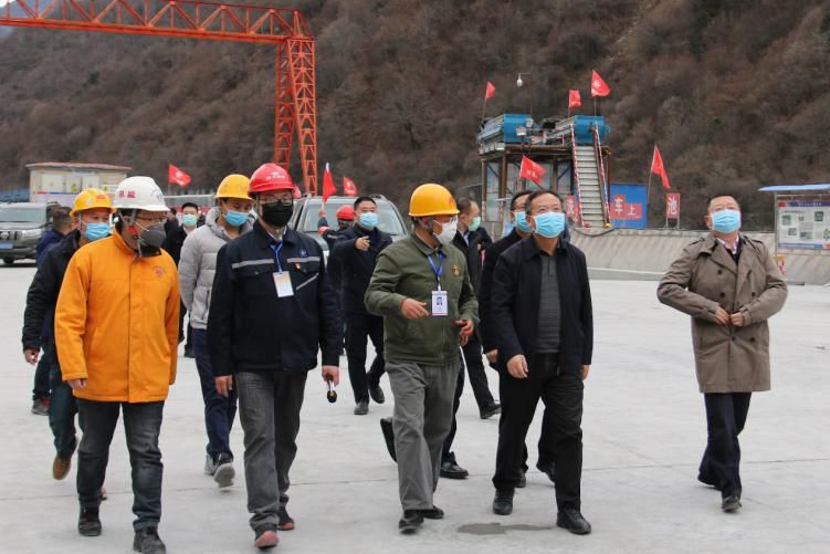 四川省副省長、黨組成員楊洪波在九綿高速LJ9項(xiàng)目調(diào)研疫情防控和復(fù)工復(fù)產(chǎn)情況