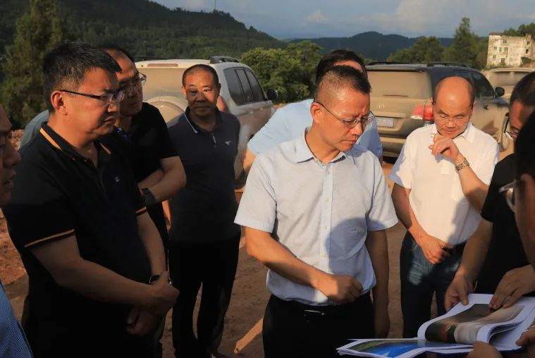 四川省交通運(yùn)輸廳黨組成員、總工程師王茂奎到鎮(zhèn)廣高速王通段A1合同段調(diào)研