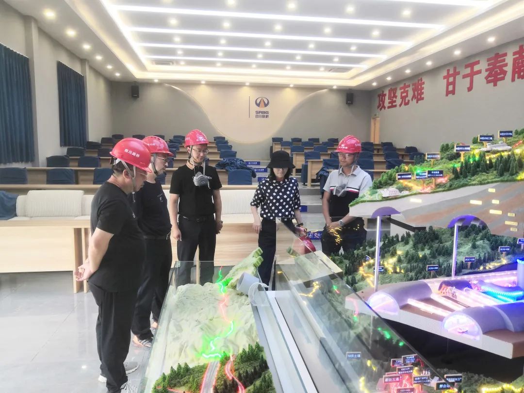 四川路橋副總工程師鄧運(yùn)祥到寧攀高速ZCB1-6、ZCB1-7/8項(xiàng)目檢查指導(dǎo)工作
