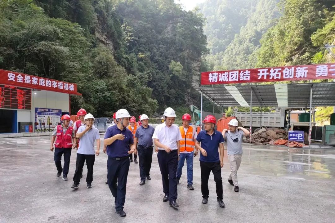 四川路橋黨委委員、紀委書記朱年紅赴宜金高速公路XJ6項目檢查指導工作
