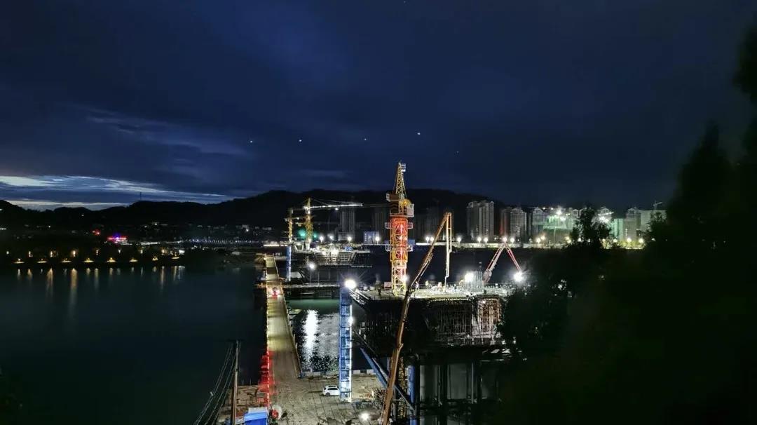 南部嘉陵江三橋主橋1#墩最后一個41米超寬超大角度斜腹板0#塊成功完成澆筑！