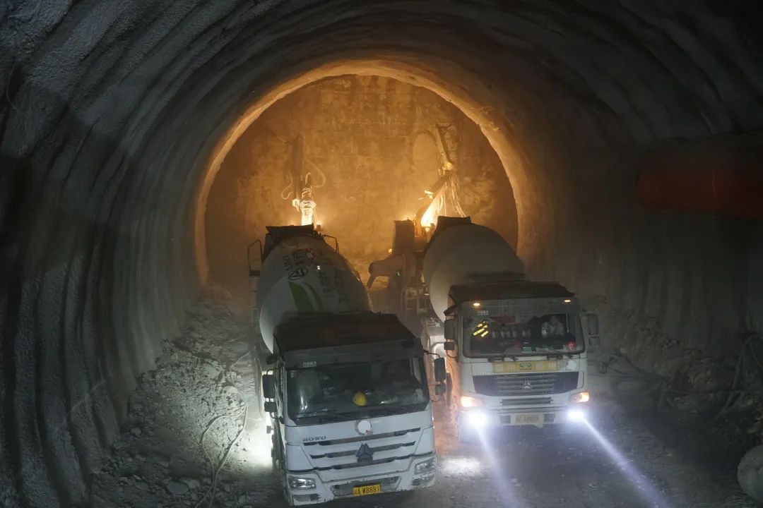 首次！寧攀高速ZCB1-7分部寧會(huì)隧道使用濕噴車雙機(jī)作業(yè)