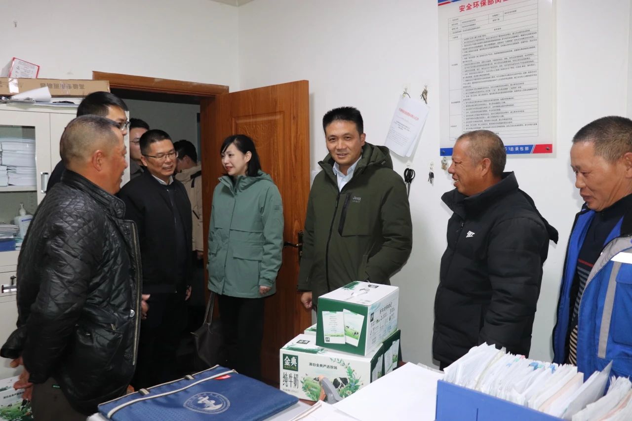 四川路橋黨委委員、董事、工會主席朱年紅赴川交公司項(xiàng)目一線開展“冬送溫暖”慰問活動(dòng)