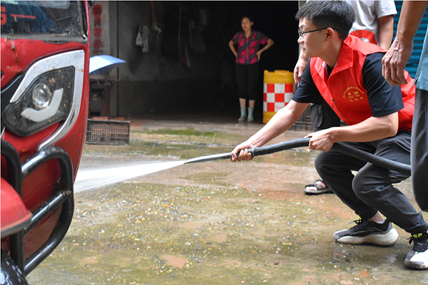 鎮(zhèn)廣高速CLM1項目黨支部火速馳援石橋鎮(zhèn)清淤