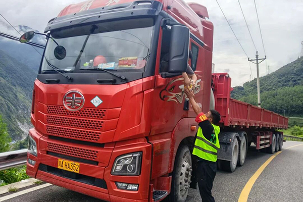 川交公司涼山國省干線養(yǎng)護工程暖心服務滯留司機