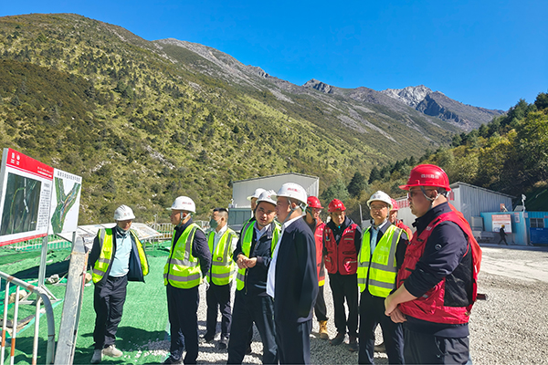 川交公司黨委書記、董事長杜江林赴康新高速項目檢查指導工作