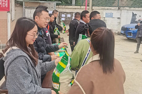 政企聯(lián)動暖民心 冬日關懷顯溫情